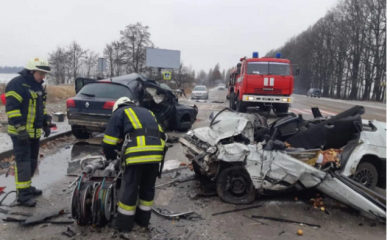 В ДТП на Обухівській трасі загинув чоловік: за життя підлітка борються