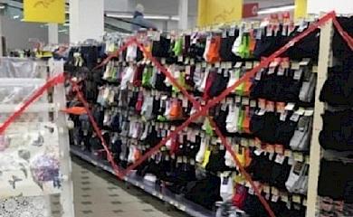 У супермаркетах українцям відмовляються продавати одяг та товари для дому