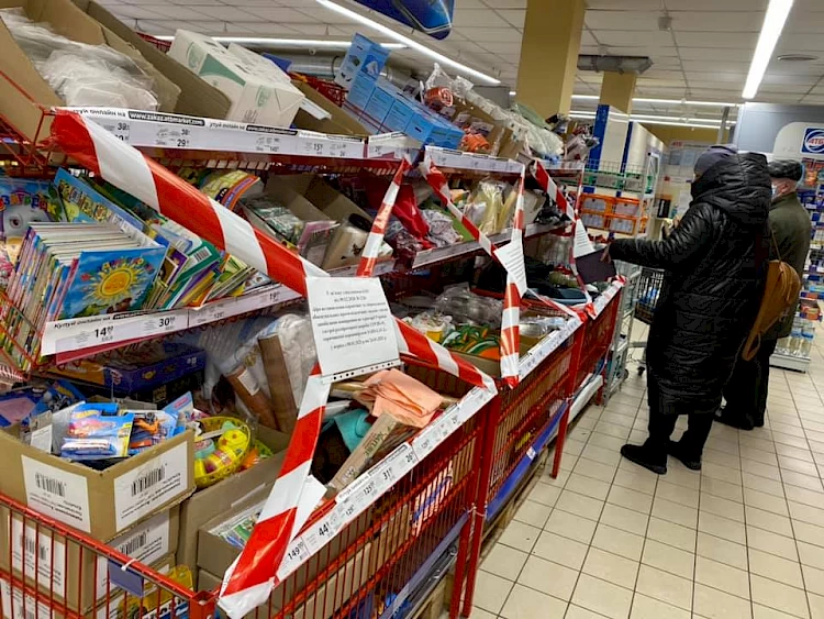У супермаркетах українцям відмовляються продавати одяг та товари для дому