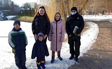 Поліцейські Обухівщини розповіли дітям про безпечне перебування на замерзлих водоймах