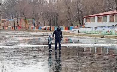 В Обухові чоловік учив кататися дитину на ковзанах в небезпечних умовах