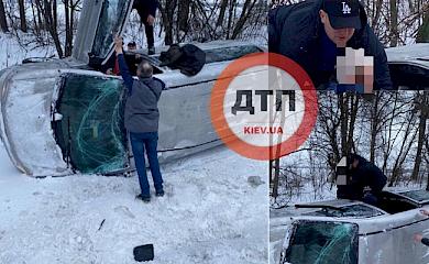 ДТП на Обухівській трасі: автомобіль пролетів по зустрічній смузі та вилетів у кювет