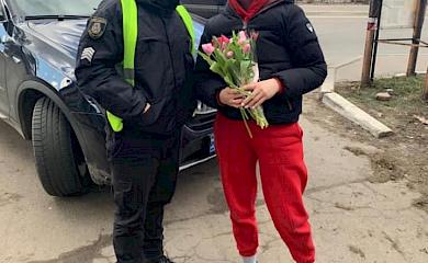 Поліцейські Обухівщини зупиняли автівки та дарували квіти жінкам-водіям