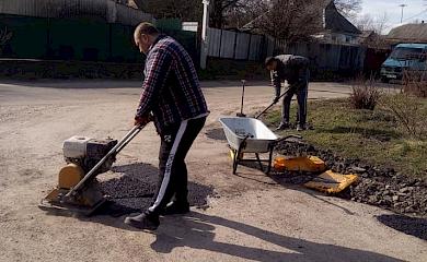 Мешканці Обухівщини самотужки взялися за ремонт доріг