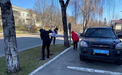 Чистили доріжки та фарбували паркани: обухівські поліцейські долучились до прибирання