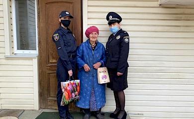 На Обухівщині поліцейські привітали з 9 травня ветерана Другої світової війни