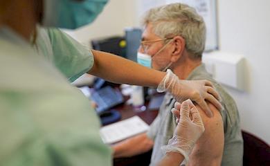 "Не так зрозуміли": з черги у "Дії" вакцинують лише тих, кому за 65