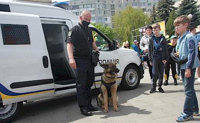 Крісло-симулятор та службовий пес: в Обухові відбувся Глобальний тиждень безпеки дорожнього руху