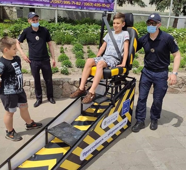 Крісло-симулятор та службовий пес: в Обухові відбувся Глобальний тиждень безпеки дорожнього руху