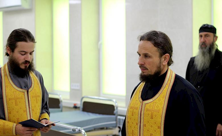 Нещеровські монахи освятили відділення гемодіалізу в Обухівській лікарні