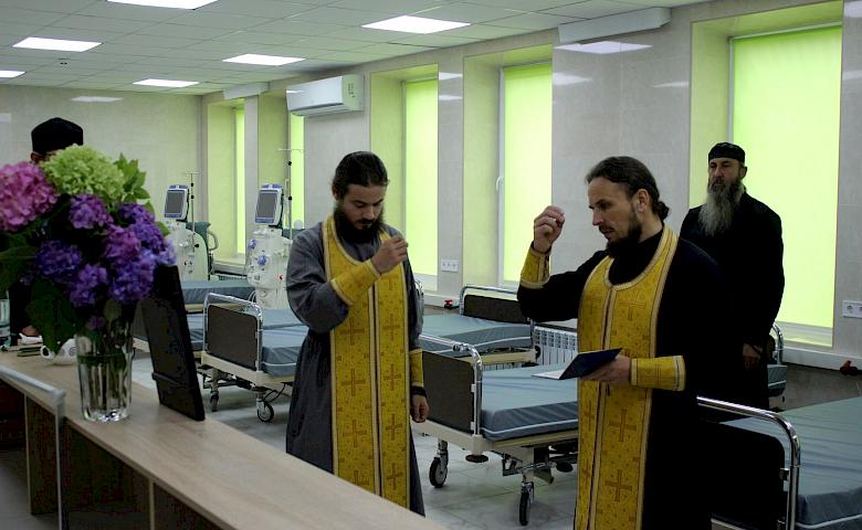 Нещеровські монахи освятили відділення гемодіалізу в Обухівській лікарні