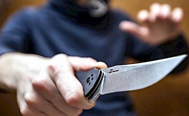 На Обухівщині чоловік катував пенсіонерку, вимагаючи гроші