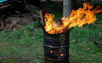 Обуховчане  требуют наказать поджигателей мусора