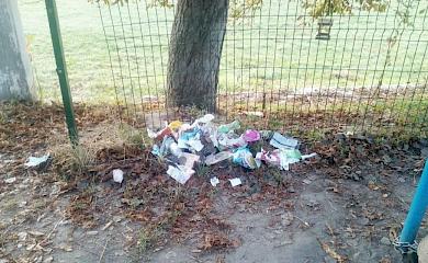 Спортплощадку у школы имени Малышко превратили в алко-помойку