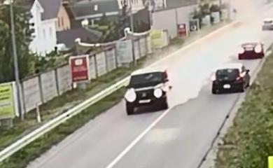 На Обуховщине Mercedes протаранил автомобиль (видео)