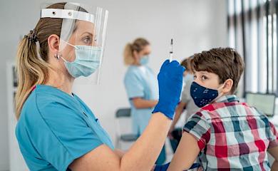 Стало известно, когда в Украине начнут массовую вакцинацию подростков