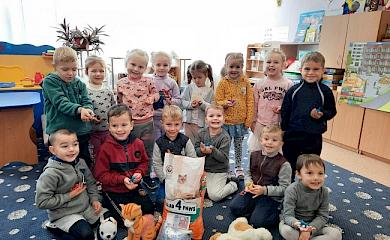 Воспитанники обуховского детсада накормили животных в приюте