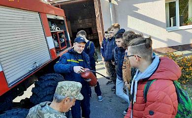 Обухівські рятувальники запросили ліцеїстів до пожежної частини