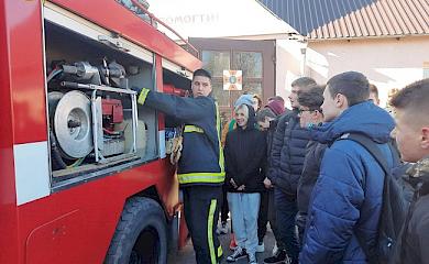 Обухівських підлітків вчили гасити пожежу