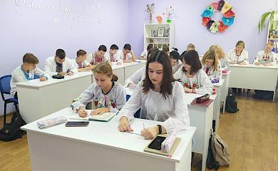 День української писемності та мови в Обухові: ліцеїсти долучились до радіодиктанту