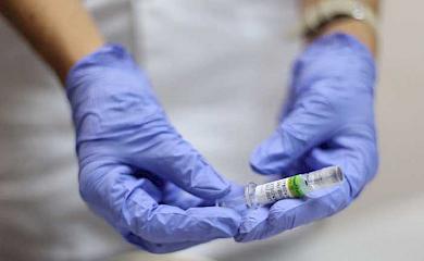 Стало известно, когда Минздрав позволит прививку бустерной дозой.