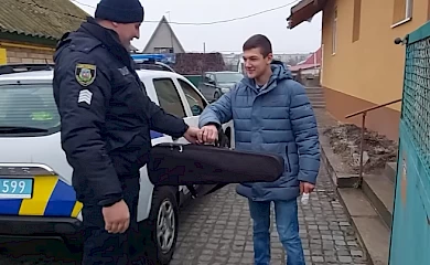 Обухівський район: поліцейські повернули скрипку церковнослужителю