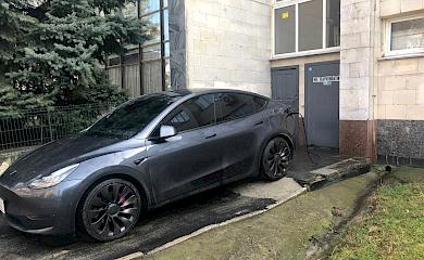 В Обухові невідомий заряджав свою Теслу від комунального підприємства