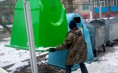 В Українській громаді продовжують оновлювати сміттєві контейнери