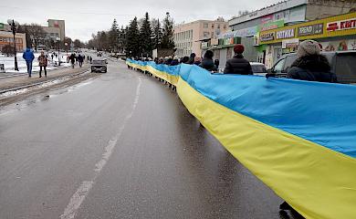 До Дня злуки у Богуславі розгорнули 103-метровий прапор