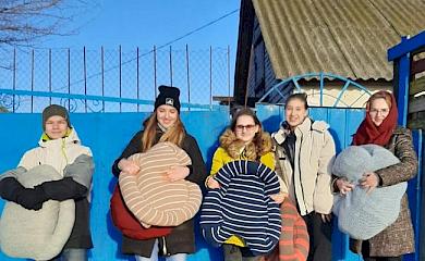 Юні обухівчани зробили власноруч подарунки для чотирилапих  мешканців притулку