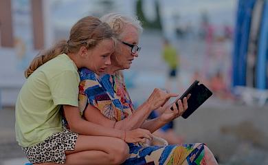 Когда вакцинированные пенсионеры получат смартфоны от Зеленского