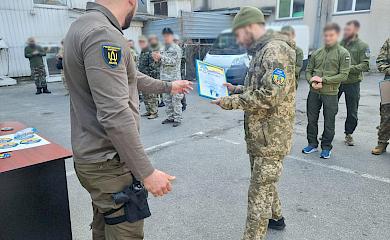 У Василькові нагородили бійців тероборони: вони повернулися з Півдня