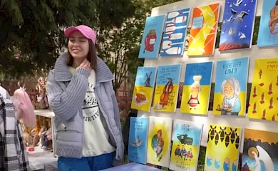 Переселенка з Обухівського району продає картини і допомагає ЗСУ