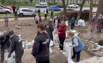 У Василькові прибирали територію ліцея, в котрий влучила ракета