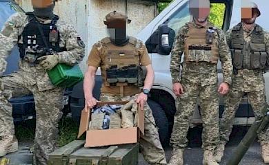 Обухівські волонтери допомогли з літнім взуттям бійцям