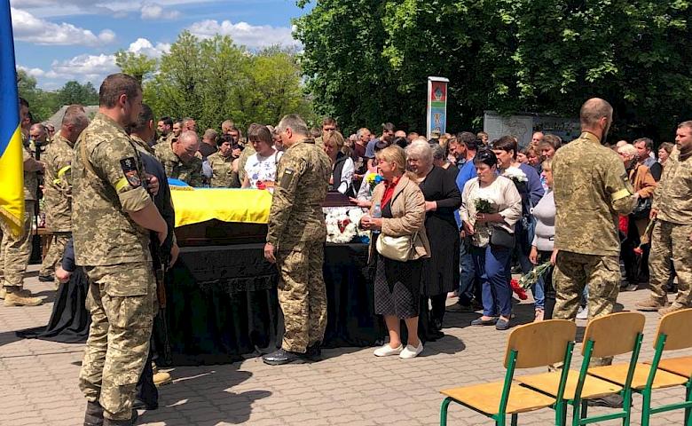Обухівська громада попрощалася із загиблим на Донбасі бійцем