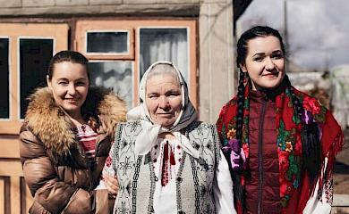 Ткаля із Богуслава продовжує традицію і допомагає переселенцям