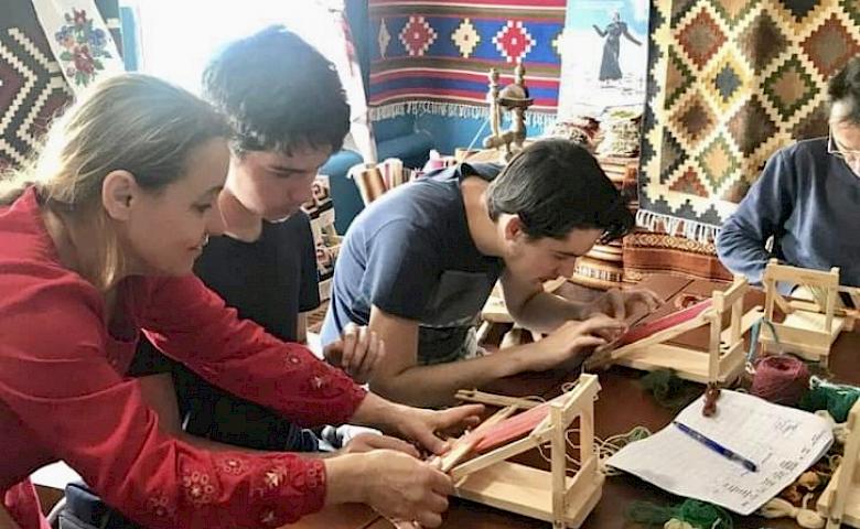 Ткаля із Богуслава продовжує традицію і допомагає переселенцям