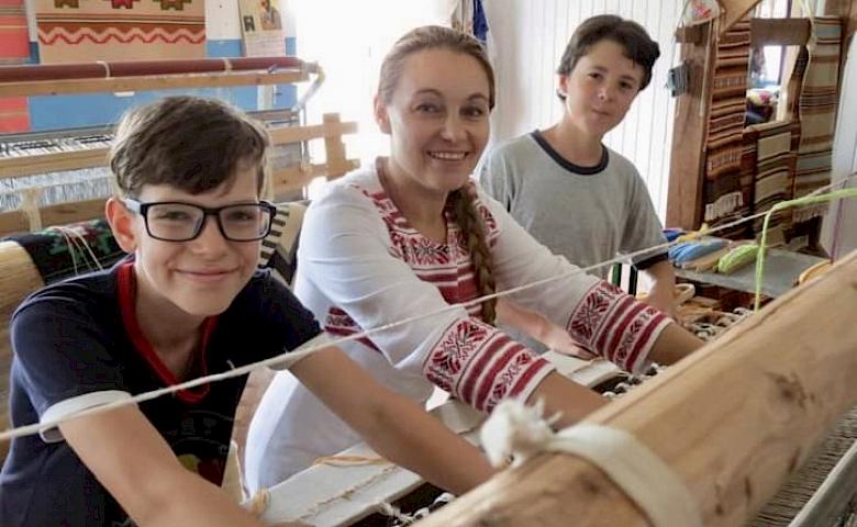 Ткаля із Богуслава продовжує традицію і допомагає переселенцям