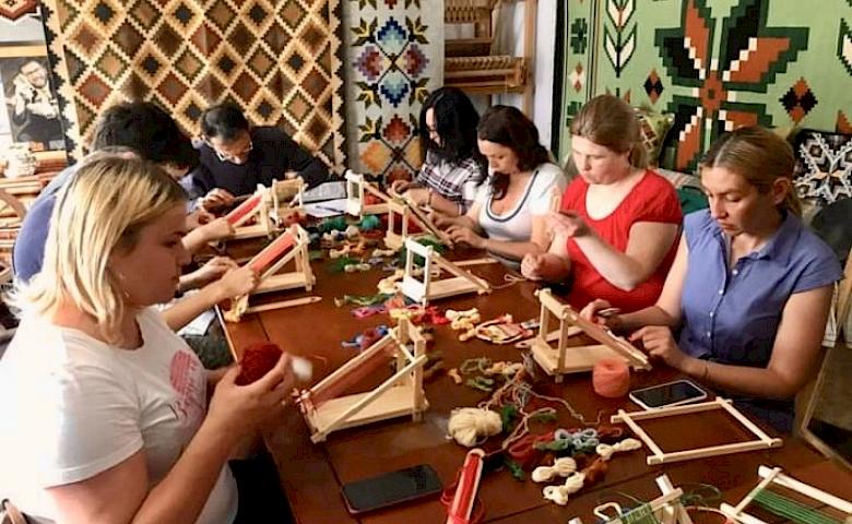 Ткаля із Богуслава продовжує традицію і допомагає переселенцям