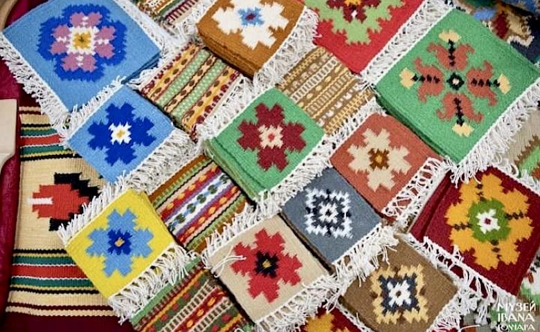 Ткаля із Богуслава продовжує традицію і допомагає переселенцям