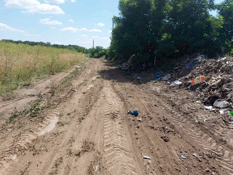 В Трипіллі місцевому фермеру викидають сміття на поле