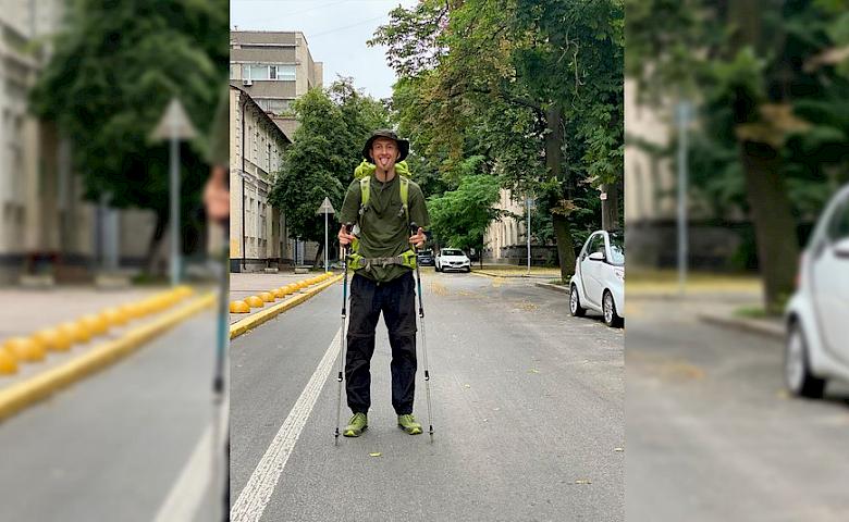 Волонтер, що йде з Києва до Запоріжжя, сфотографував Обухівщину