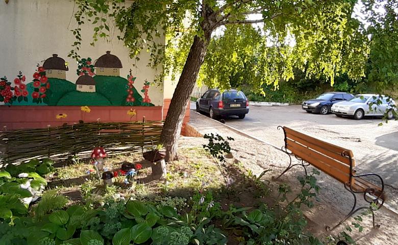 В Обухові облаштували квітник із перелазом і пасторальний мурал