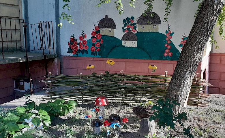 В Обухові облаштували квітник із перелазом і пасторальний мурал