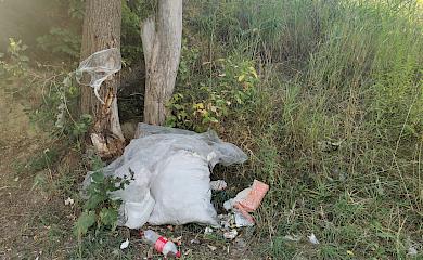 Живописне обухівське озеро потопає у смітті