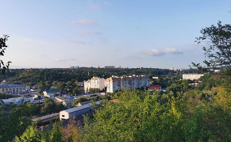 Вид на Автошколу і частину Драної гори