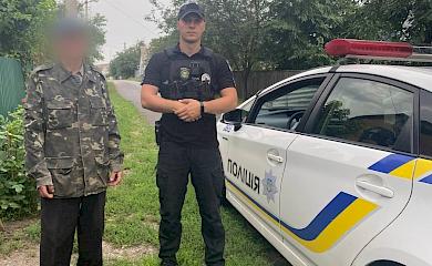 Поліцейські Обухівщини повернули додому дідуся, який заблукав