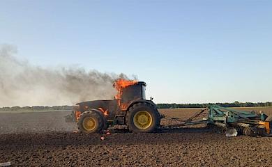 На Обухівщині під час сільськогосподарських робіт загорівся трактор