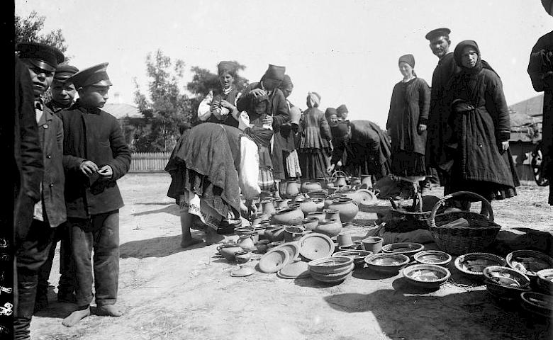 Магія це Обухів 1911 року: діти, вчителі, горщики, хрести і гори
